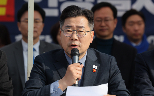 박찬대 더불어민주당 원내대표가 1일 서울 광화문 앞 민주당 천막당사에서 열린 원내대책회의에서 발언하고 있다. [연합뉴스]
